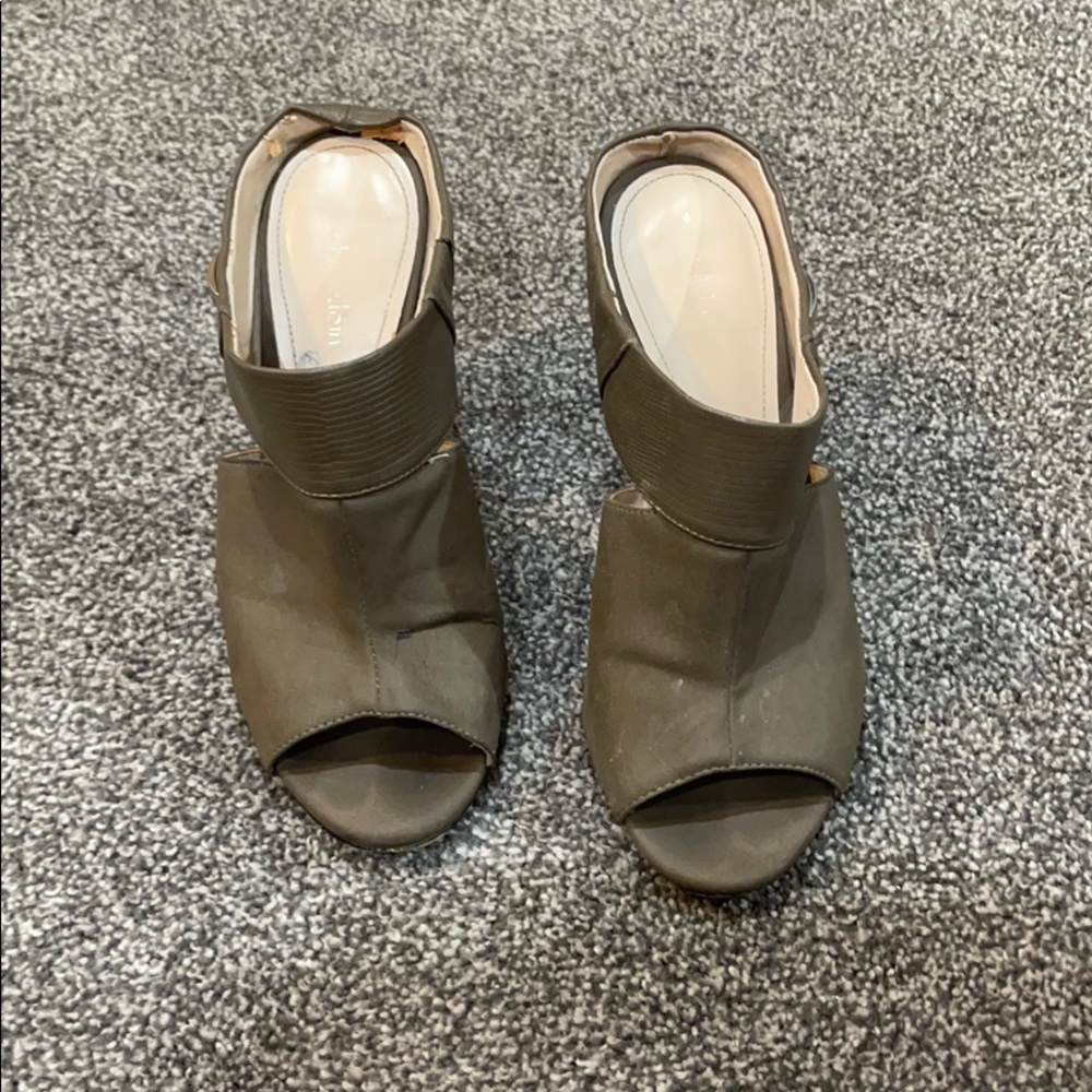 Olive Green Calvin Klein heels size 5.5 in woman